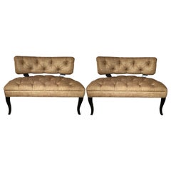 Paar getuftete Settees im Hollywood-Regency-Stil