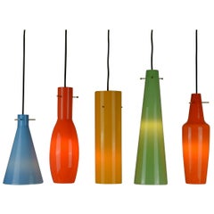 Ensemble de cinq suspensions Vistosi Murano des années 1950 en verre coloré 