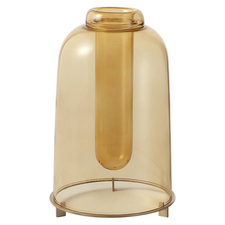 Handgefertigte Vase The Short, entworfen von Neri & Hu aus gelbem mundgeblasenem Glas und Messingsockel