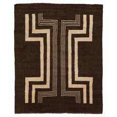 Moderner handgefertigter Teppich aus brauner Wolle mit Stammesmotiv im Art déco-Stil von Apadana