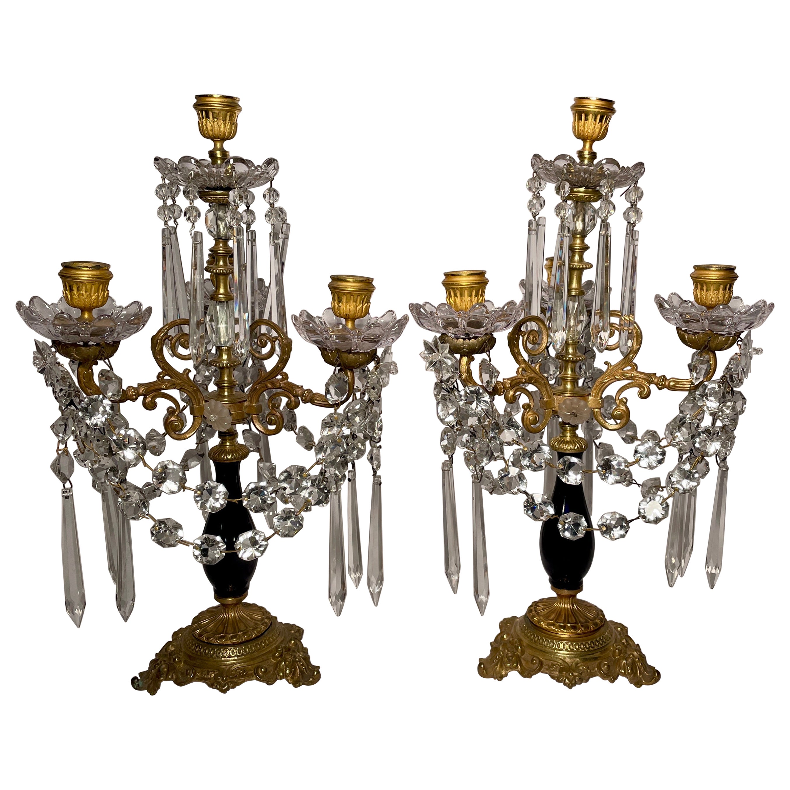 Paire de candélabres français anciens en bronze doré, cristal taillé et cobalt, vers les années 1880.