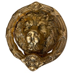 Grand chiffon de porte vintage en laiton massif à tête de lion et couronne