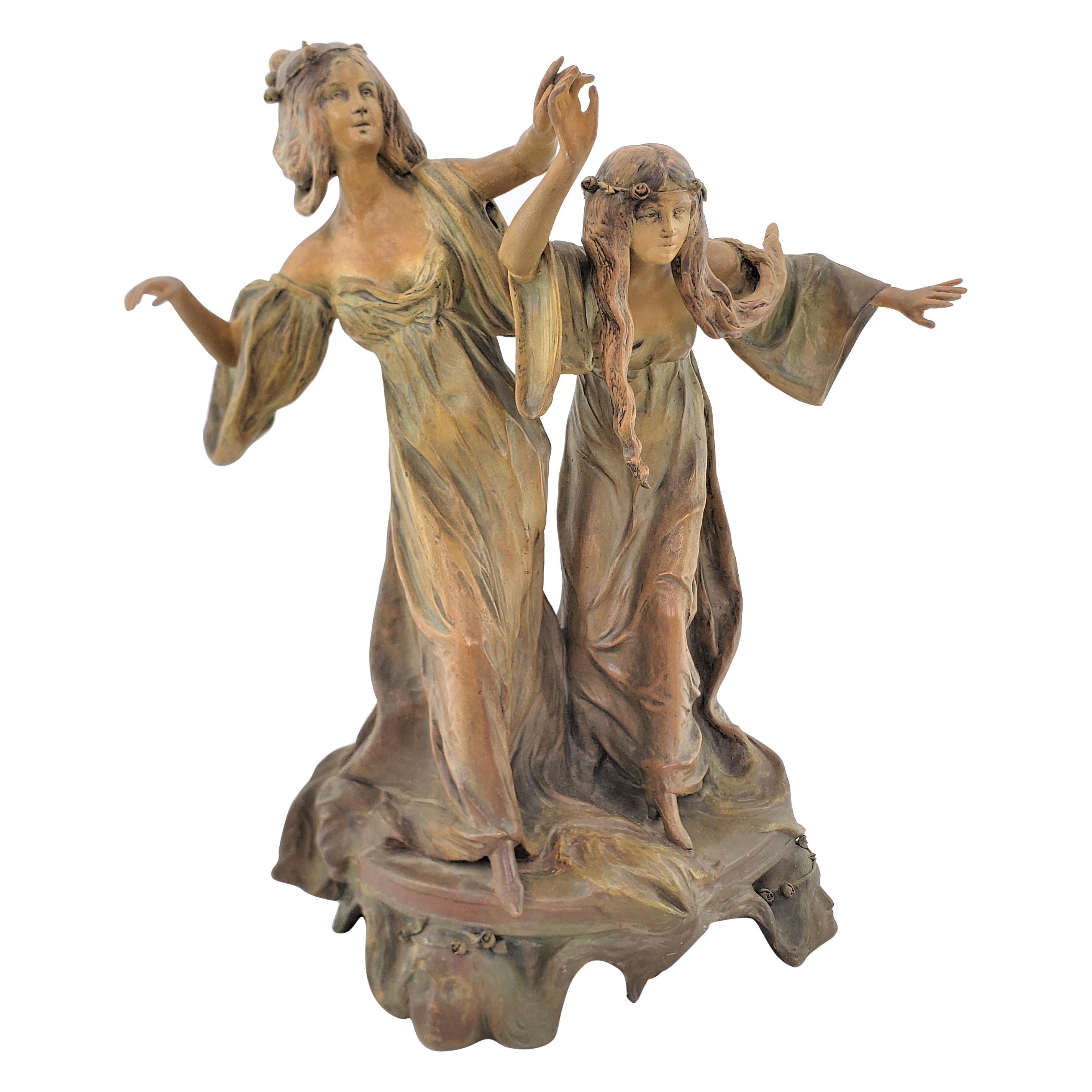 Ancienne sculpture autrichienne Art Nouveau en terre cuite patinée représentant deux femmes dansant en vente