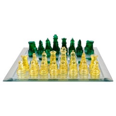 Jeu d'échecs contemporain minimaliste en verre de Murano vert et jaune sur plateau en miroir