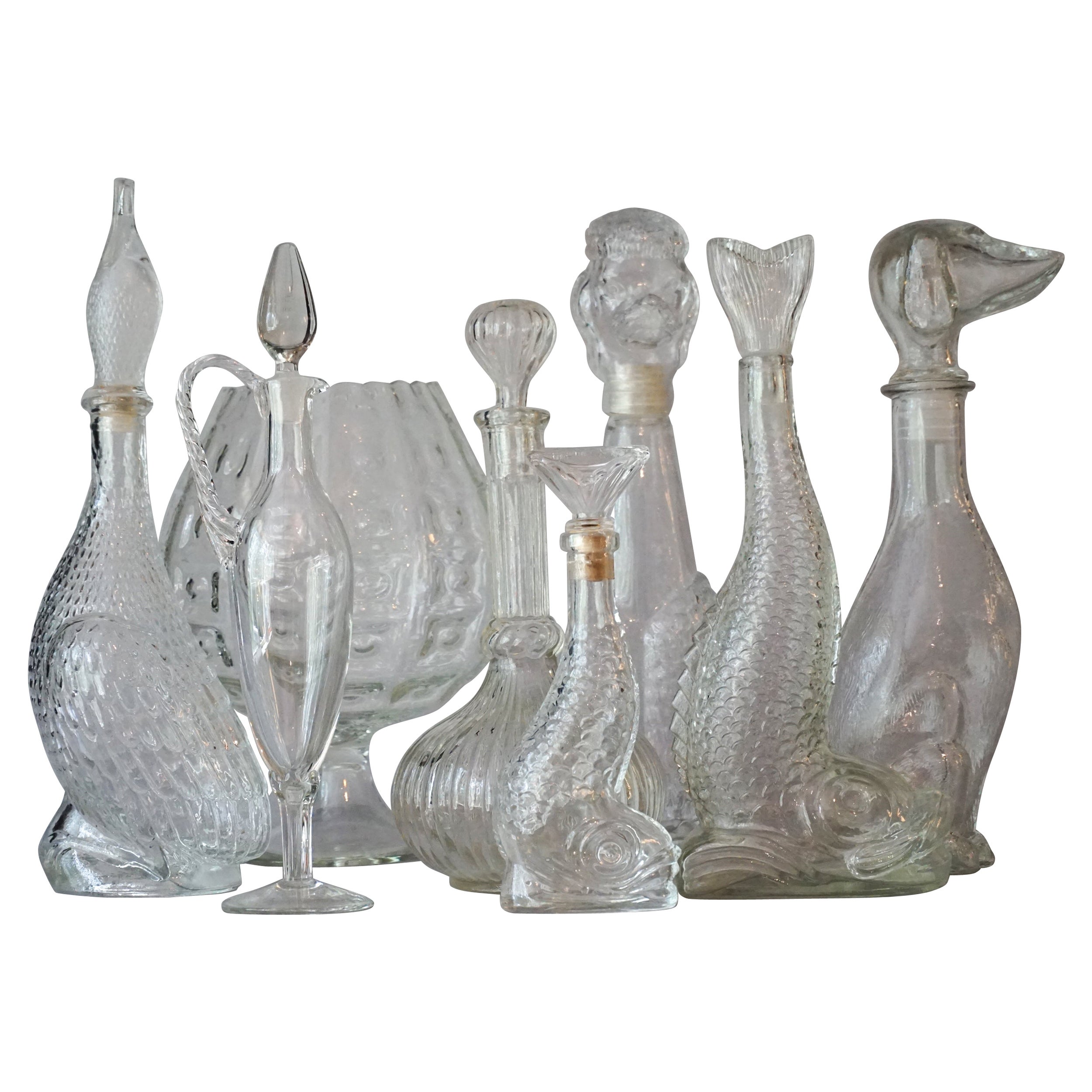 Huit carafes à décanter, bouteilles et vases en verre clair d'Empoli, canard, chien, poisson, des années 1960