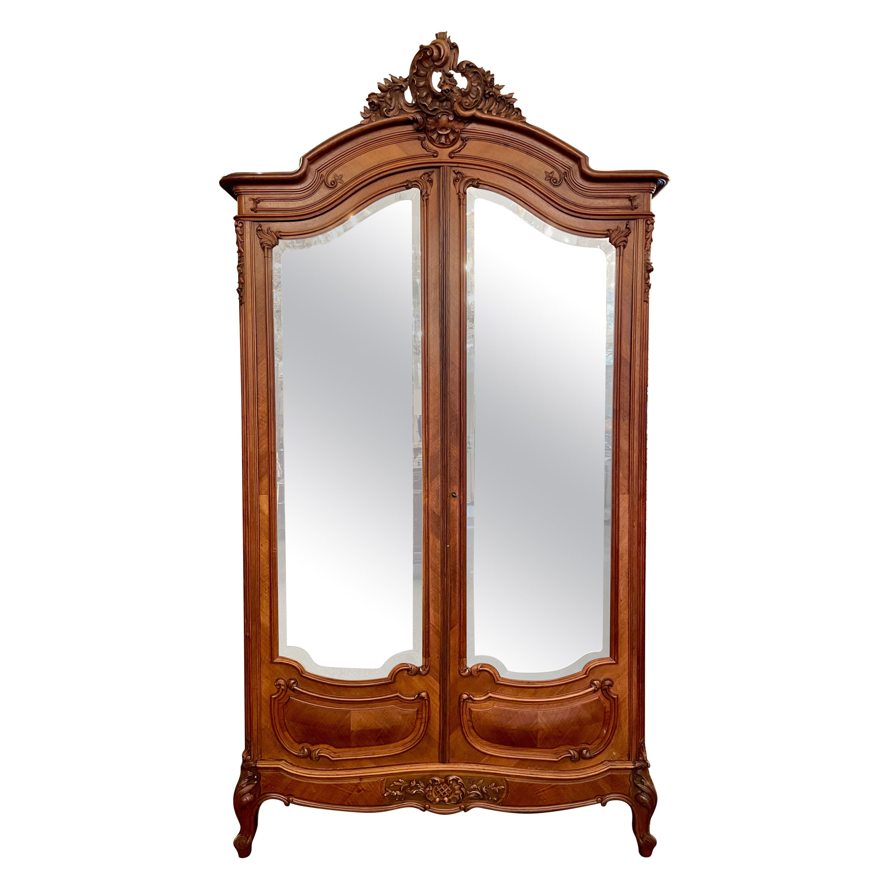 Ancienne armoire française Louis XV à 2 portes en noyer sculpté avec miroirs d'origine datant d'environ 1900 en vente