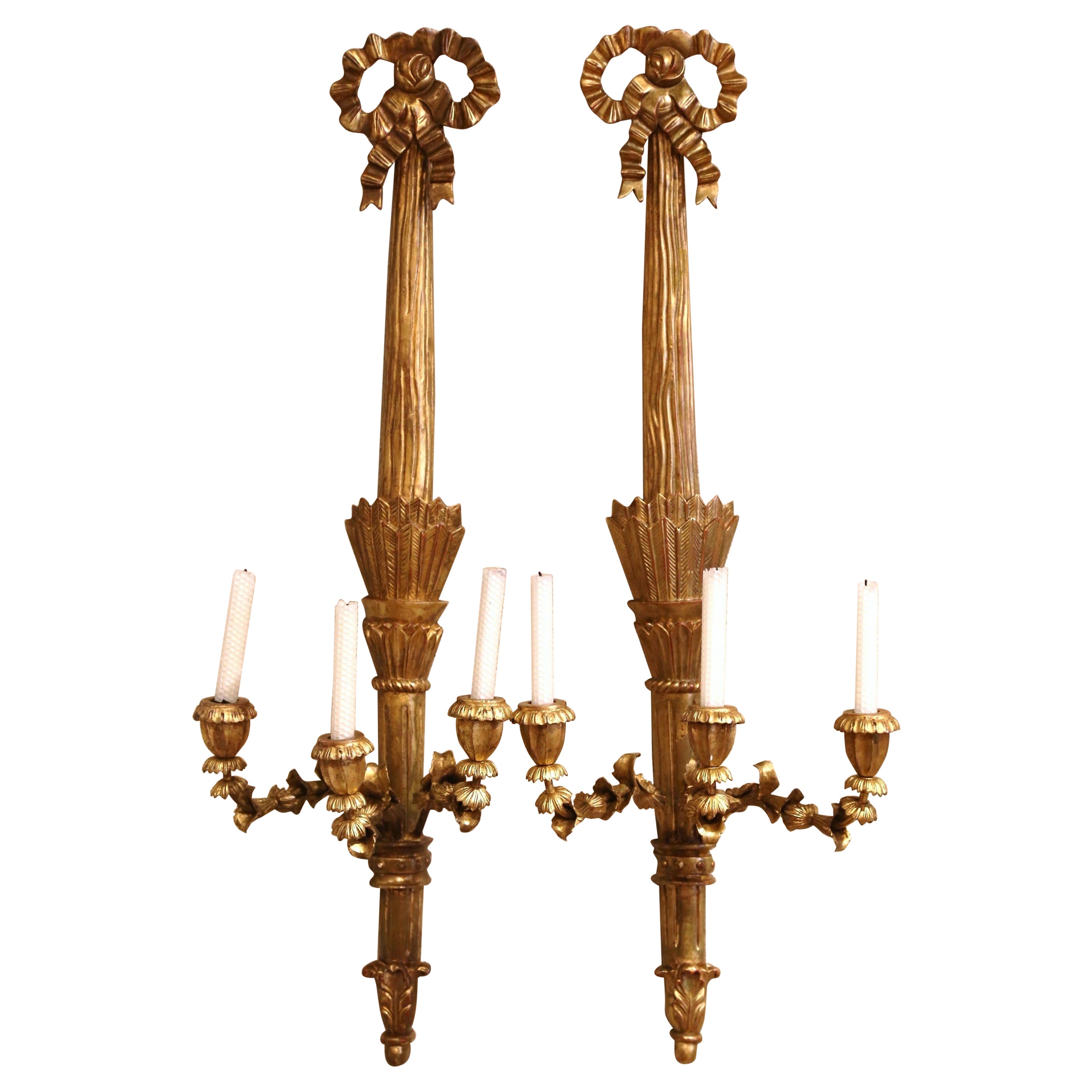 Paar französische Louis-XVI-Weinleseleuchten aus geschnitztem Giltholz mit drei Lichtern