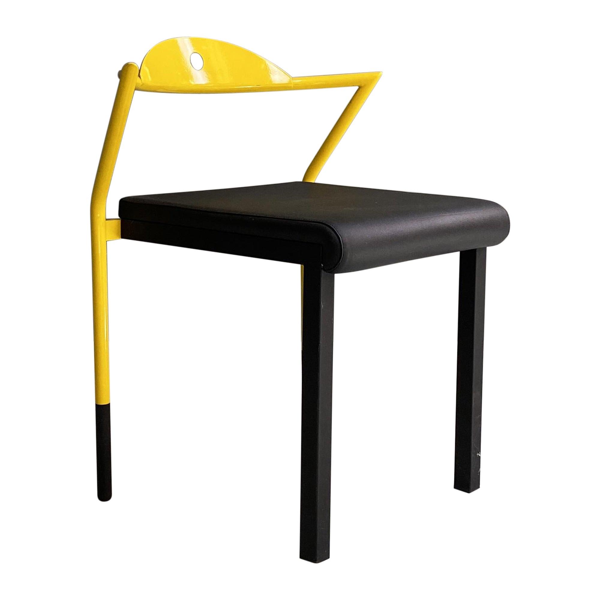 Chaise italienne moderne de l'ère spatiale en cuir noir et métal jaune, 1970