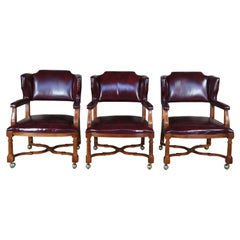 3 fauteuils club à dossier à oreilles en chêne traditionnel et cuir bourgogne fabriqués en pacanier