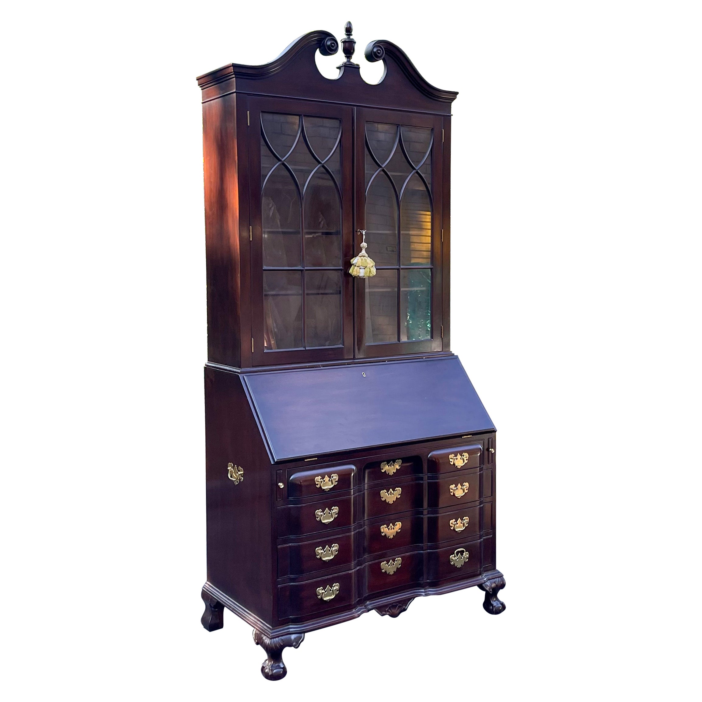 Secretario de bolas y garras estilo Chippendale chino de mediados de siglo por Biggs Furniture