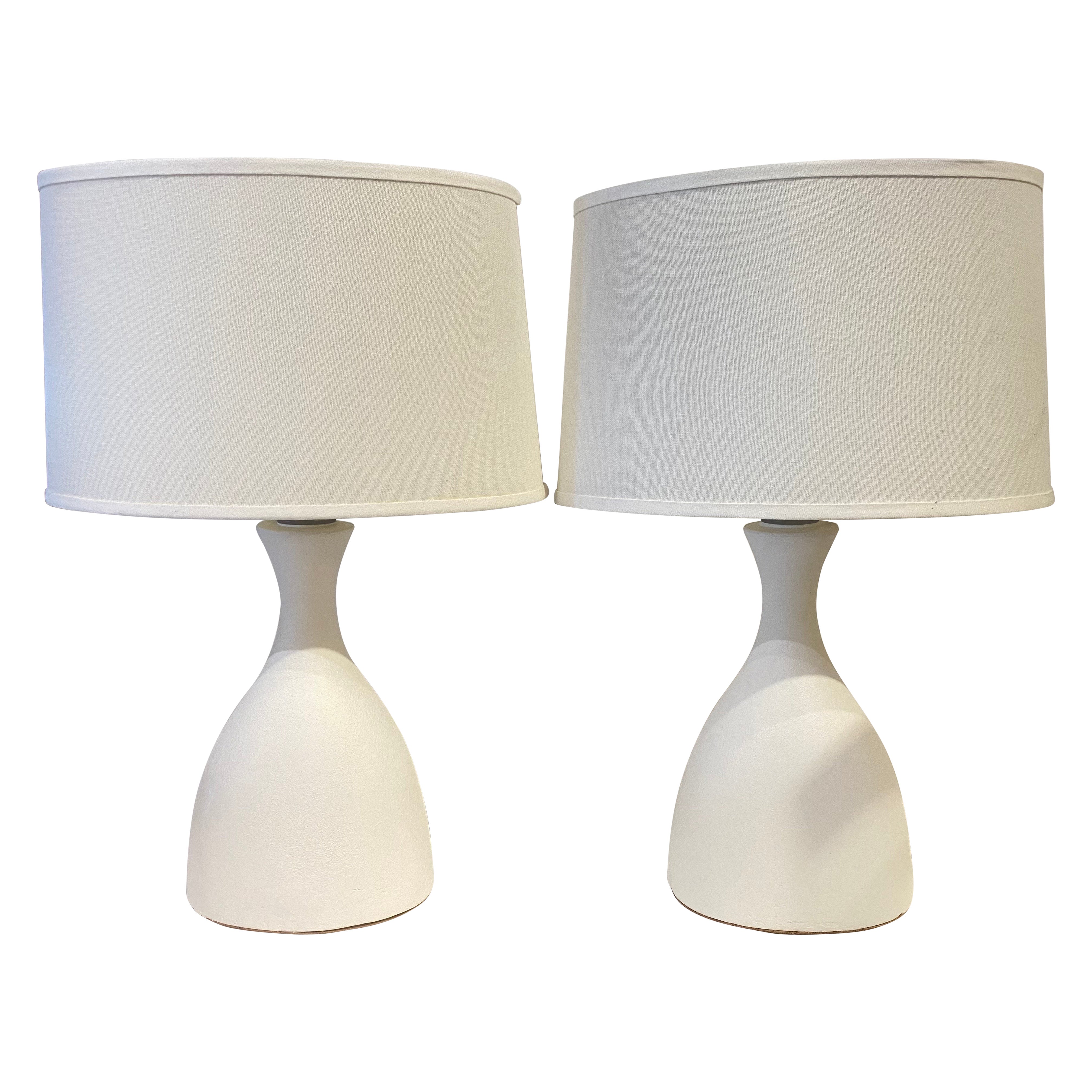 Betonflasche Stil konturierte Tischlampen, Paar im Angebot