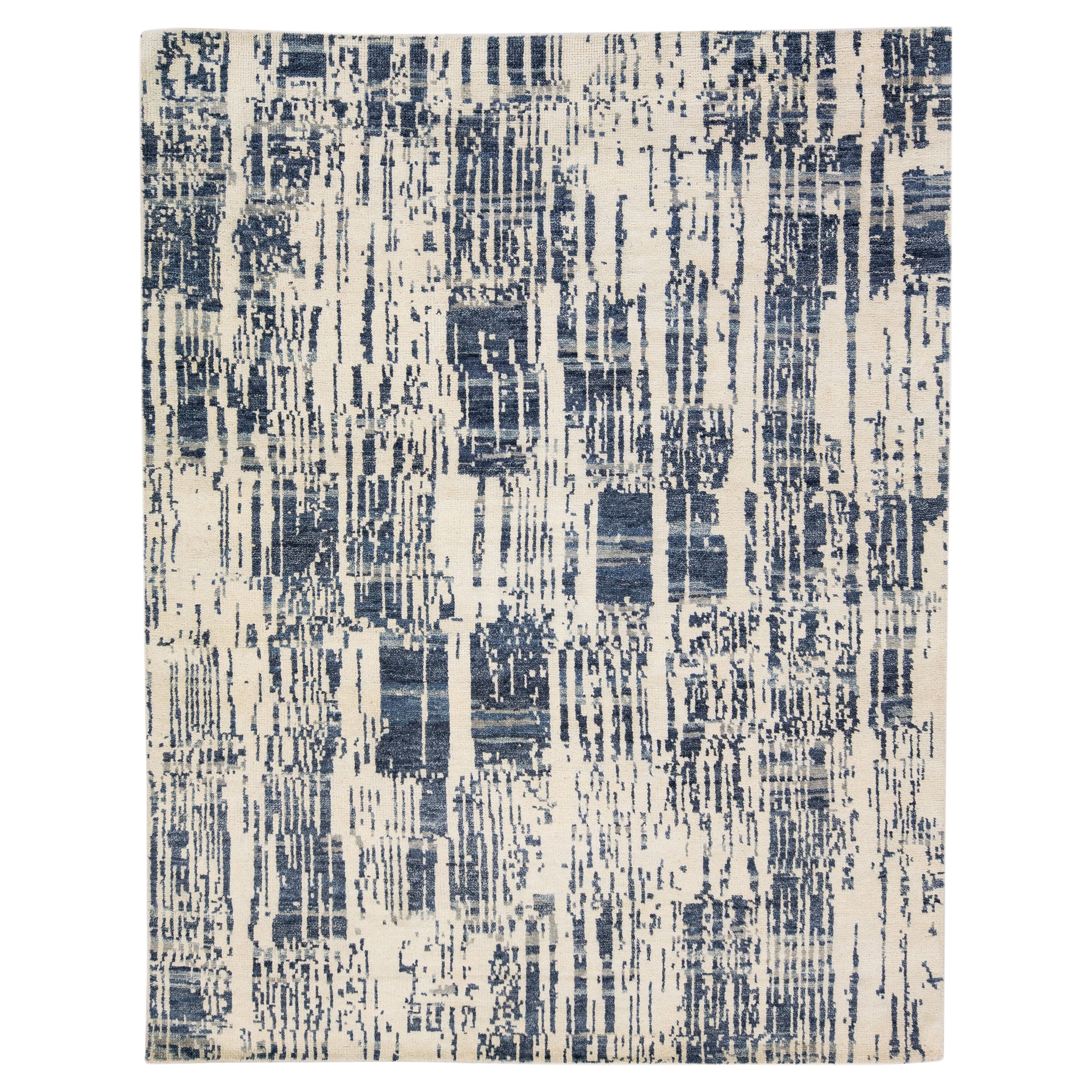 Tapis en laine ivoire et bleu à la texture abstraite contemporaine fait à la main