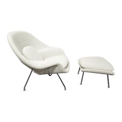 Chaise et repose-pieds Eero Saarinen pour Knoll Womb en tissu bouclé blanc cassé