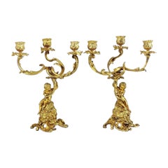 Paar antike französische Kandelaber aus vergoldeter Bronze mit Engeln oder Putten aus dem 19. Jahrhundert