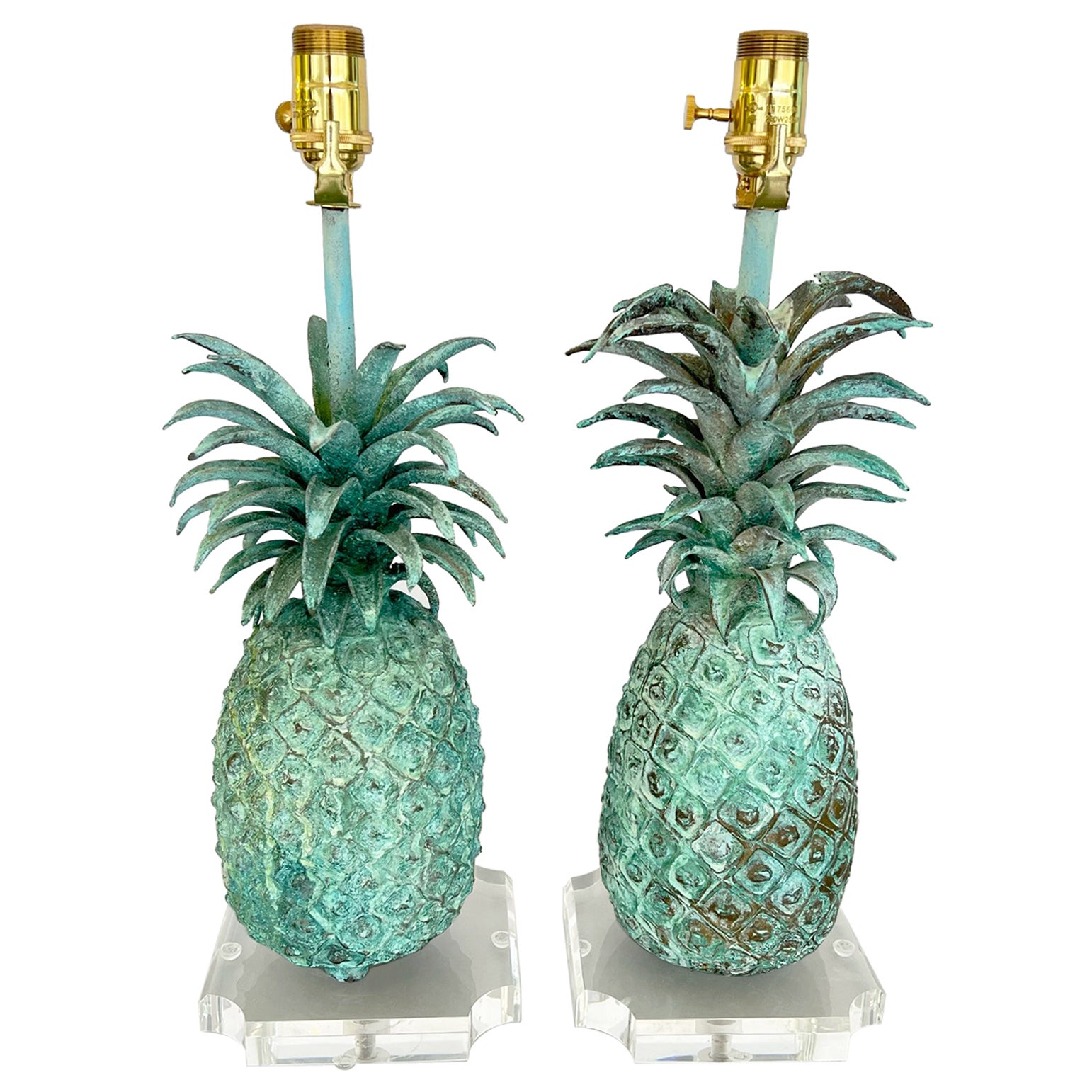 Paire d'ananas en bronze massif à finition vert-de-gris, lampées sur socles en lucite en vente