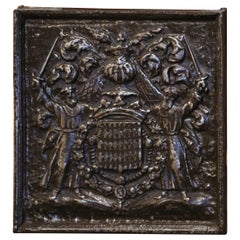 Plaque de cheminée en fer poli du 18ème siècle avec armoiries familiales et hommes aux bras