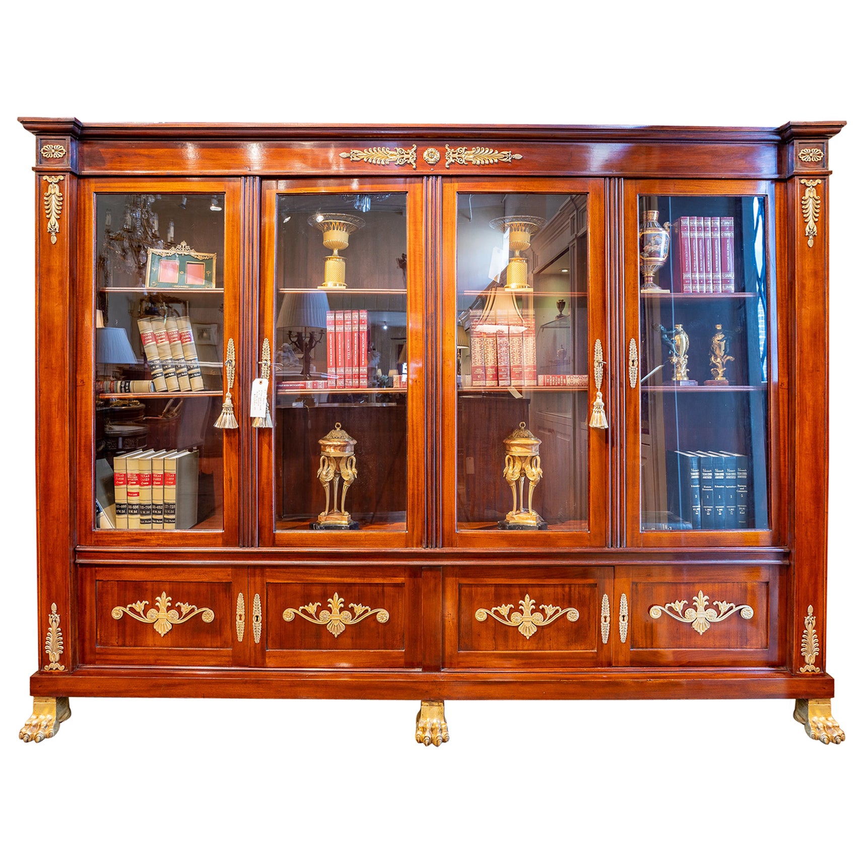 Belle et magnifique armoire de bibliothèque Empire du 19ème siècle en acajou et bronze doré en vente