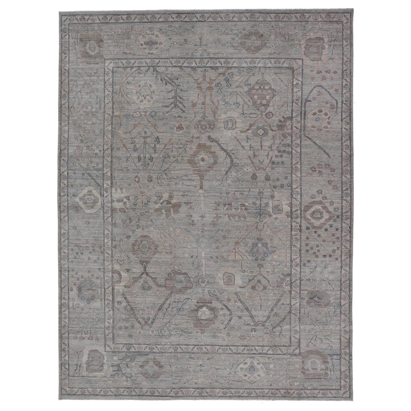 Moderner Oushak-Teppich mit hellem, farbigem Hintergrund und Stammesmotiven