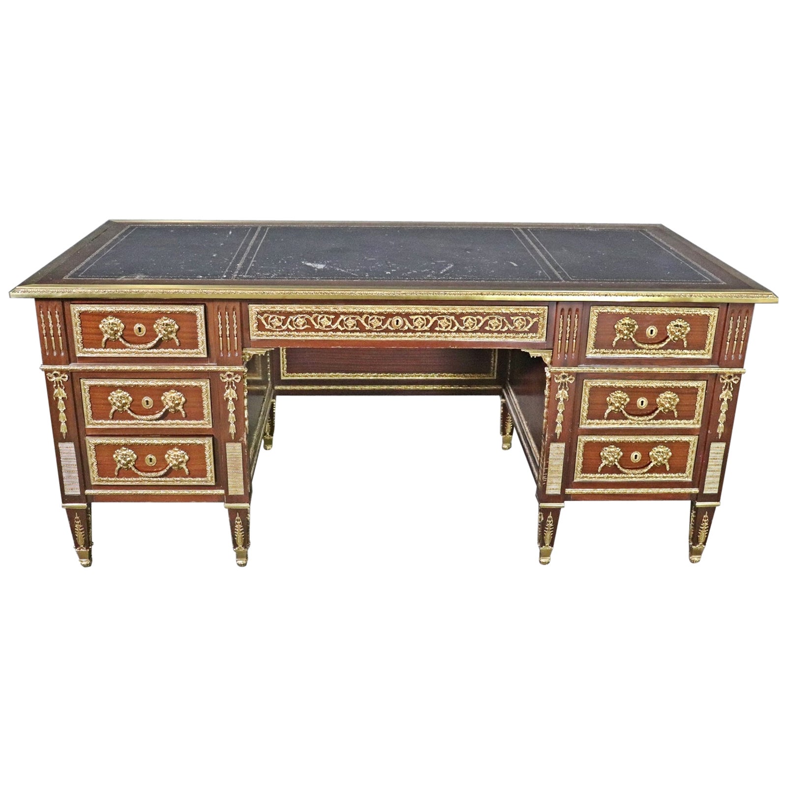 Bureau de direction français de qualité supérieure Louis XVI avec plateau en cuir monté sur bronze en vente