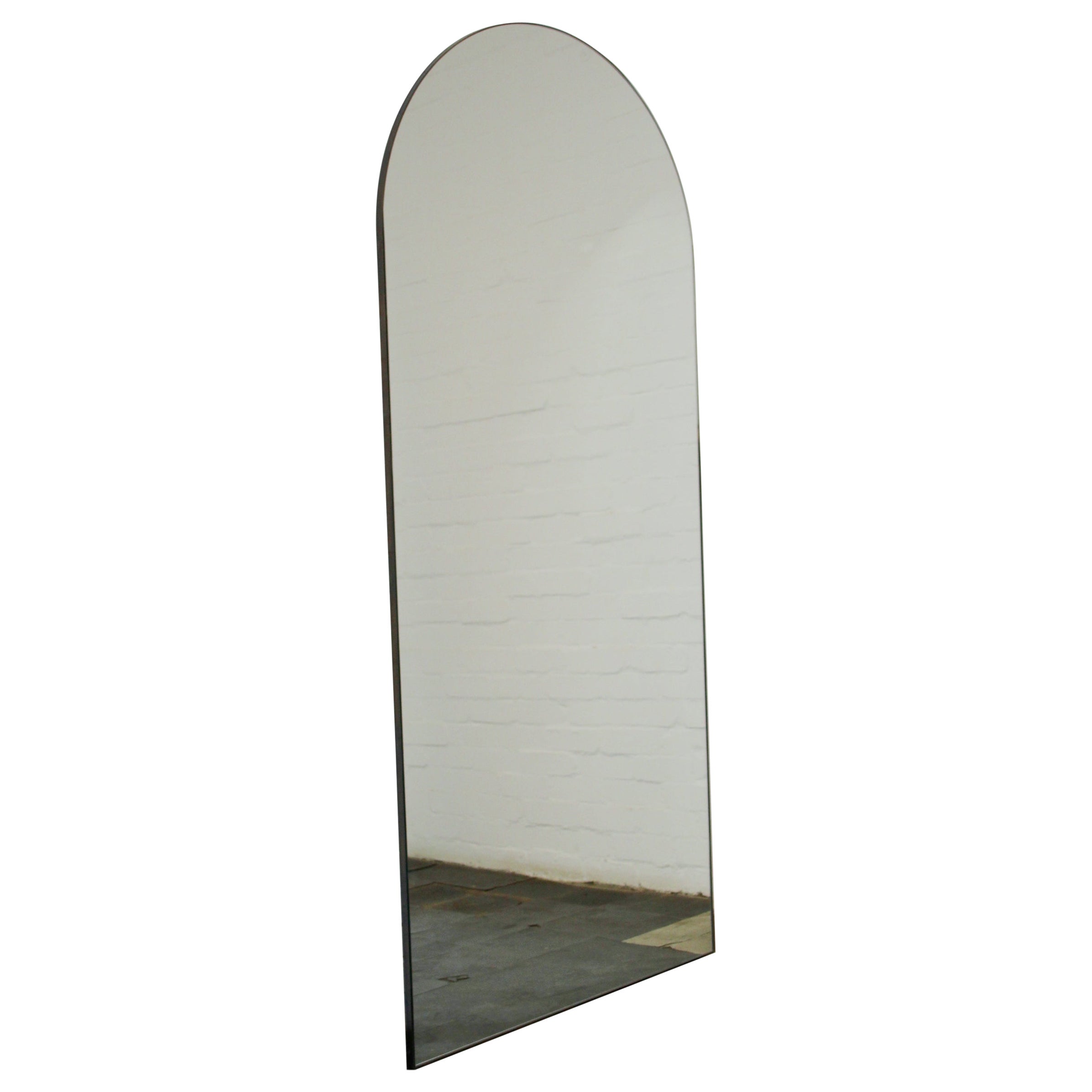 Arcus Arch Wall Leaning Modern Mirror with Bronze Patina Brass Frame, Oversized (Miroir incliné moderne avec cadre en laiton patiné) en vente