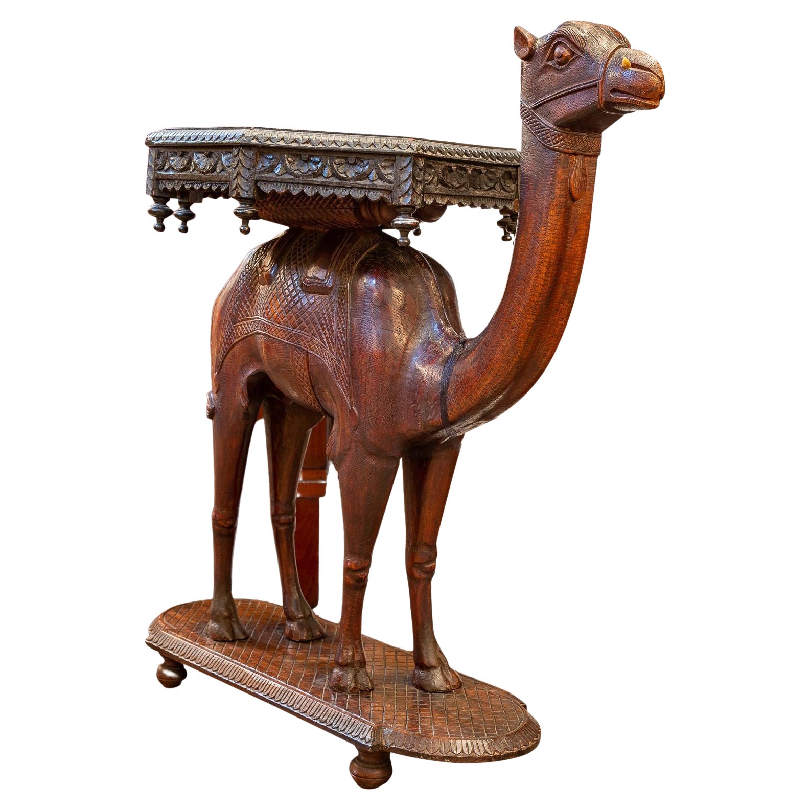 Table anglo-indienne sculptée en camel, XIXe siècle en vente