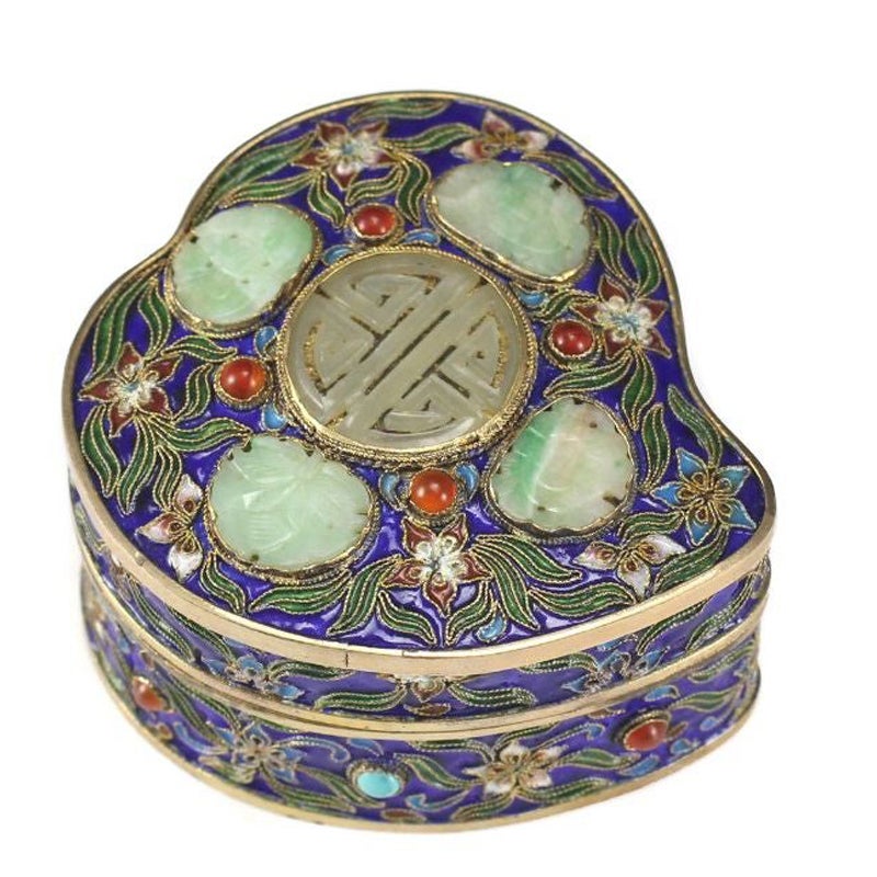 Chinesisches vergoldetes Silber-Cloisonné-Kasten mit Jade-Medaillons, juwelenbesetzt im Angebot