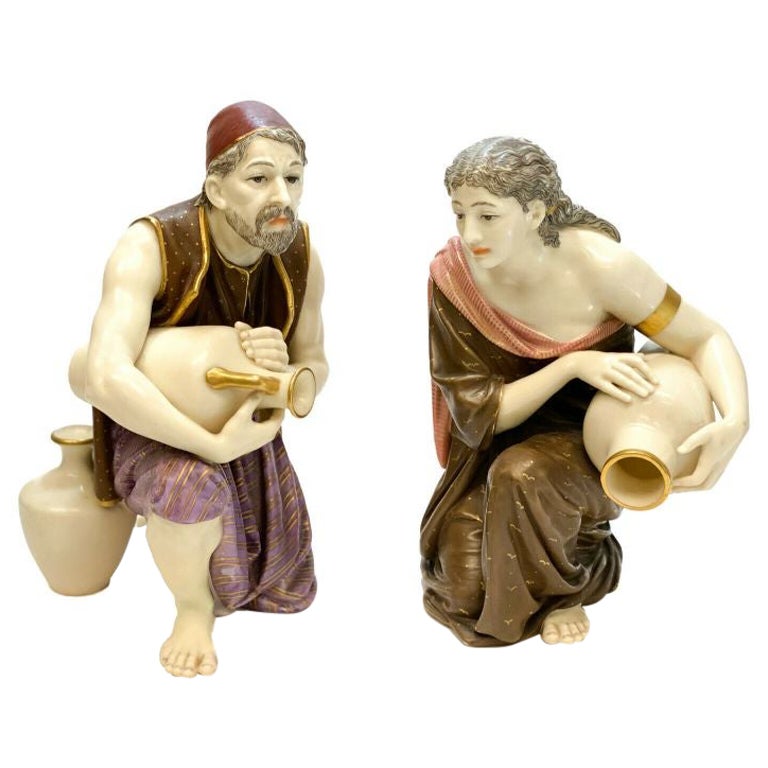 Paire de figurines en porcelaine Royal Worcester, homme et femme avec des jarres d'eau, 1880 en vente