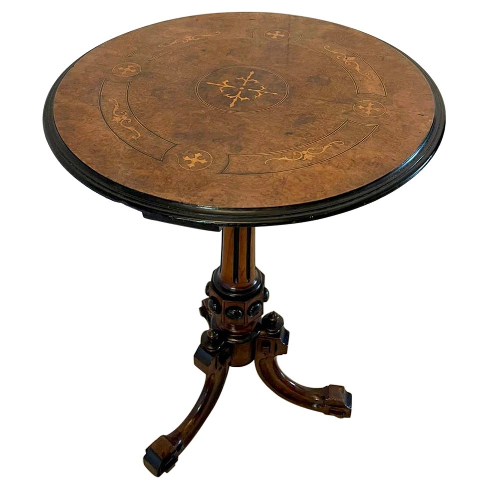 Mesa de lámpara antigua con incrustaciones de nogal de calidad victoriana