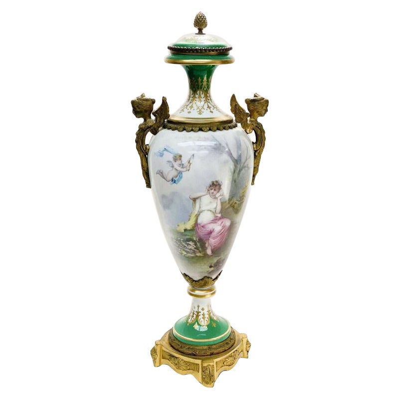 Urne décorative en porcelaine de Sèvres, peinte à la main, fin du 19ème siècle
