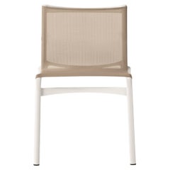 Chaise d'extérieur 52 avec cadre Alias, assise en maille de sable et cadre en aluminium laqué blanc