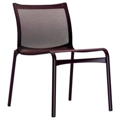 Chaise Alias Frame 52 avec assise en maille d'aubergine et cadre en aluminium laqué