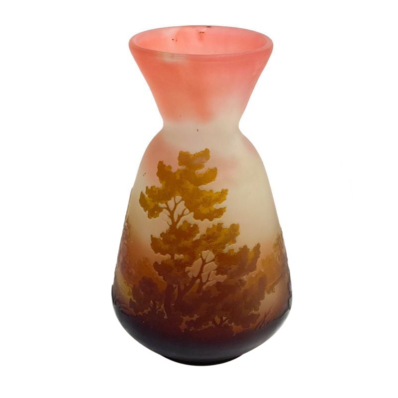 Vase en verre camée scénique 3 couleurs gravé à l'acide représentant une vue de lac, d'Emile Galle, vers 1890 en vente