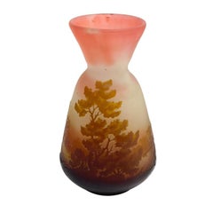 Vase en verre camée scénique 3 couleurs gravé à l'acide représentant une vue de lac, d'Emile Galle, vers 1890