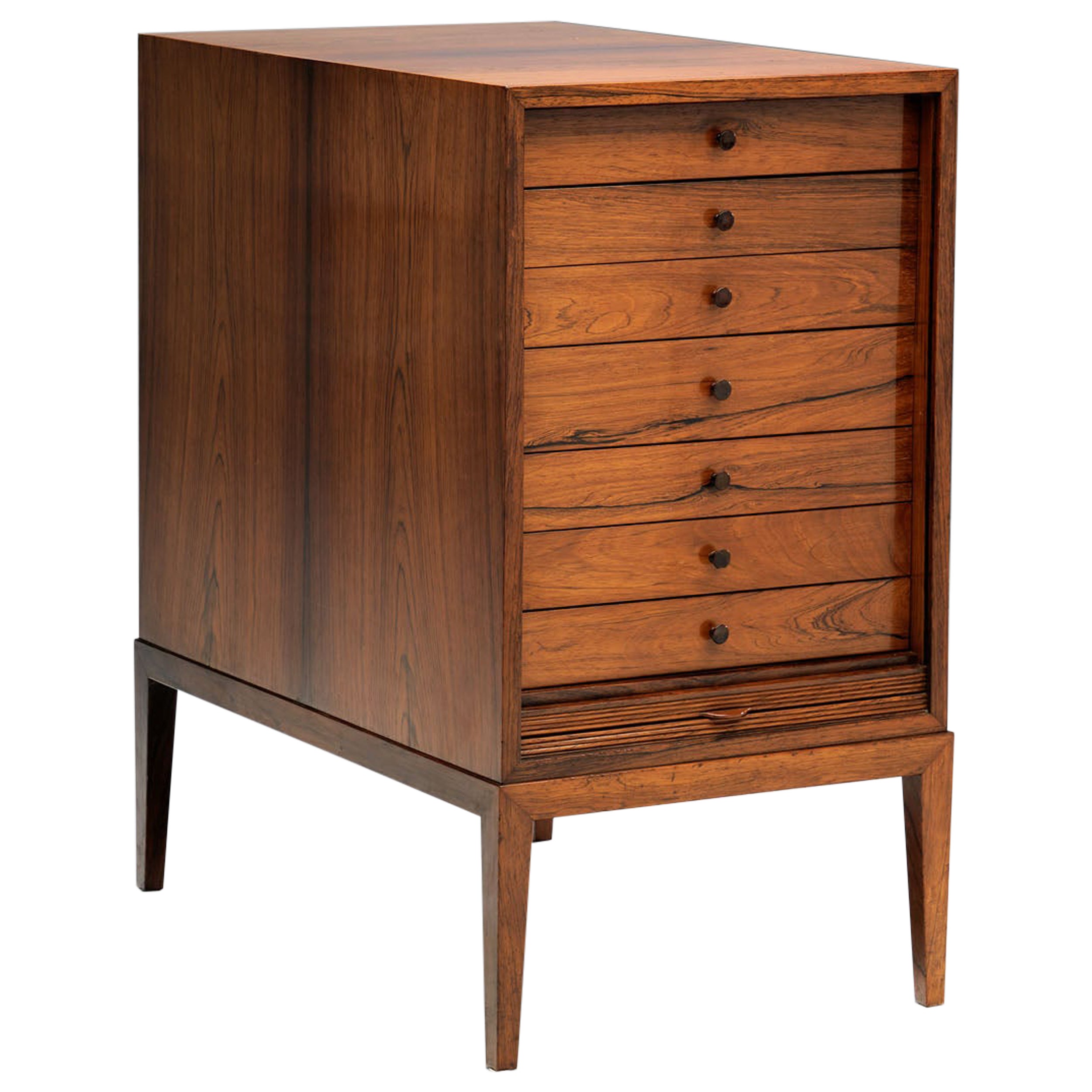 Armario de madera maciza con puerta de persiana, Frits Henningsen, Dinamarca, años 50