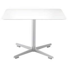 Mesa en Cruz Alias Pequeña 574 con Tablero Blanco y Base de Acero Lacado
