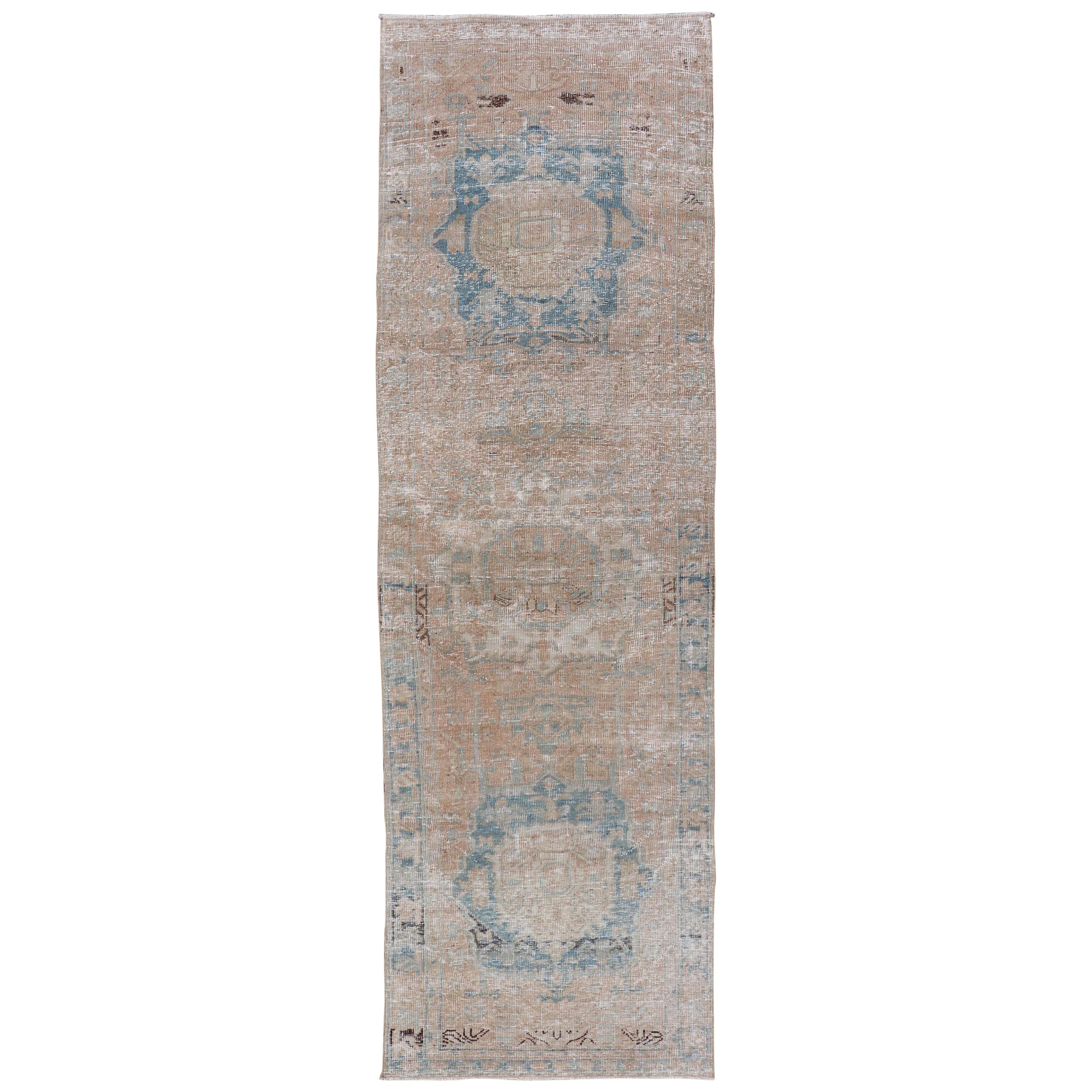 Tapis de couloir persan Heriz vintage avec médaillons dans des tons terreux et bleu clair