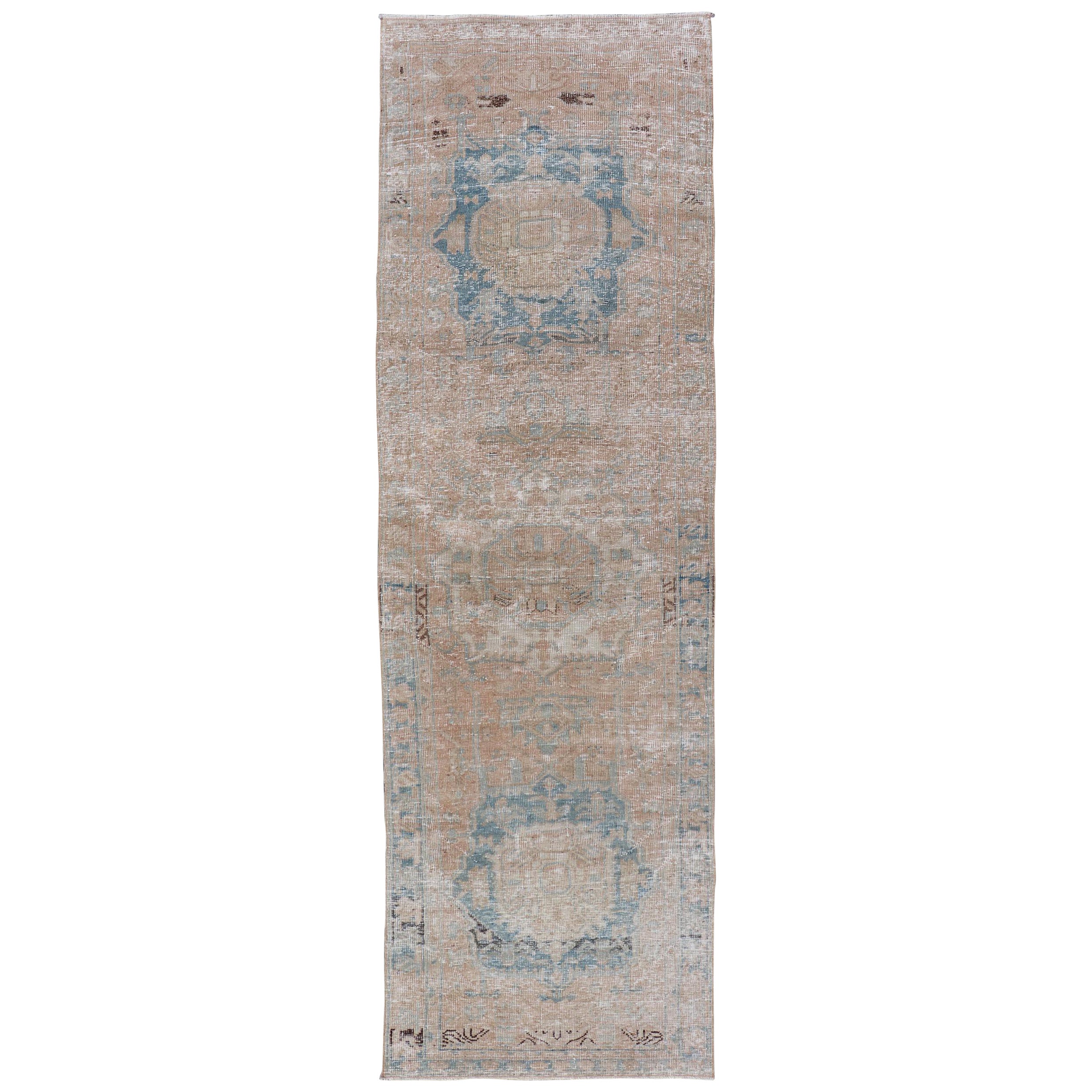 Alfombra persa vintage Heriz con medallones en tonos tierra y azul claro