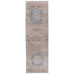 Alfombra persa vintage Heriz con medallones en tonos tierra y azul claro