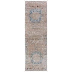 Tapis de couloir persan Heriz vintage avec médaillons dans des tons terreux et bleu clair