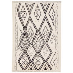 Tapis en laine ivoire de style marocain moderne à motifs tribaux faits à la main