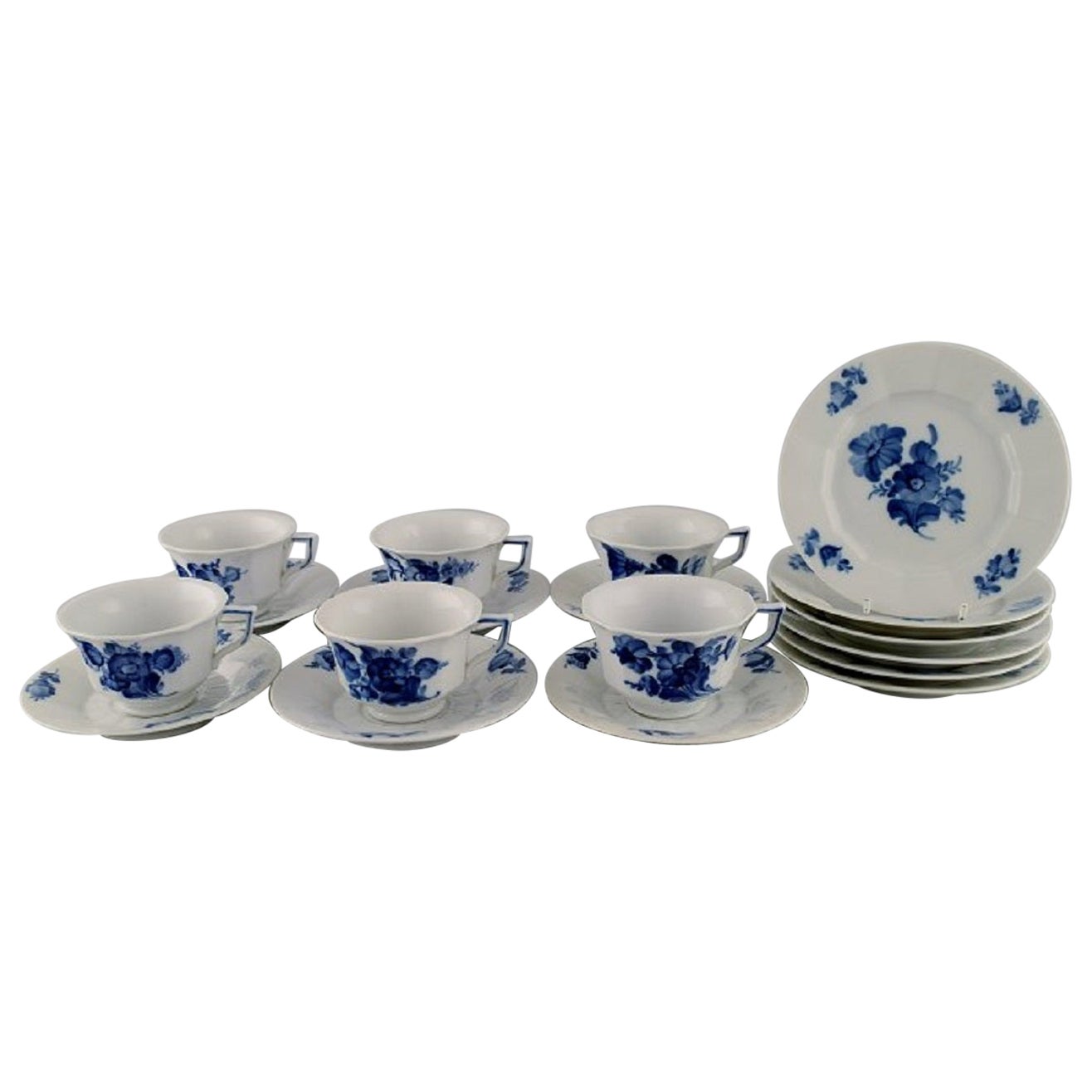 Royal Copenhagen Blaue Blume, kantige, sechs Kaffeetassen mit Untertassen und Tellern im Angebot