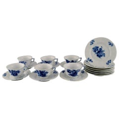 Six tasses à café angulaires à fleurs bleues Royal Copenhagen, avec soucoupes et assiettes