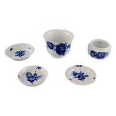 Royal Copenhagen - Angulaire à fleurs bleues, deux bols et trois petits plats