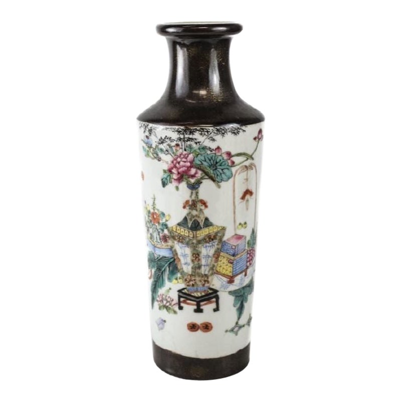 Vase en porcelaine de Chine, forme Xiangtuiping, marque Qionlong, vers 1940 en vente