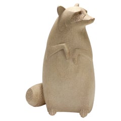 Figurine de raton-laveur en céramique, signée Mimi Murphey