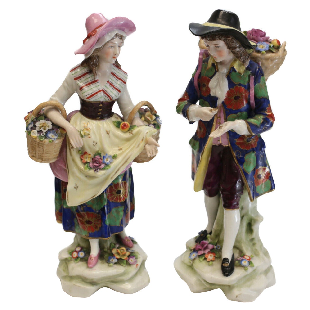 Charmante paire de figurines en porcelaine de Derby anglaise, paniers de fleurs, datant d'environ 1760 en vente