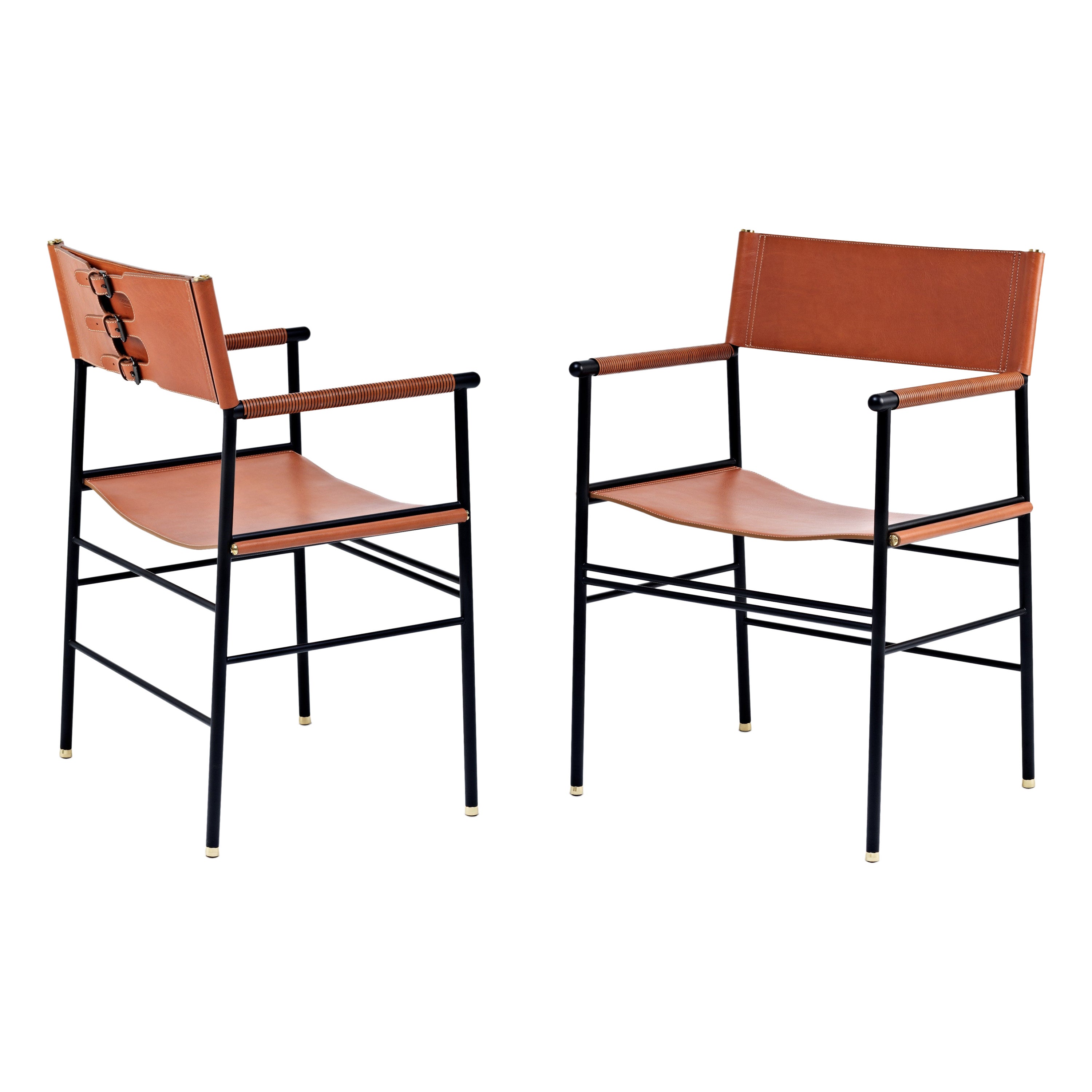 Paar zeitloser handgefertigter zeitgenössischer Sessel aus natürlichem braunem Leder und schwarzem Metall im Angebot