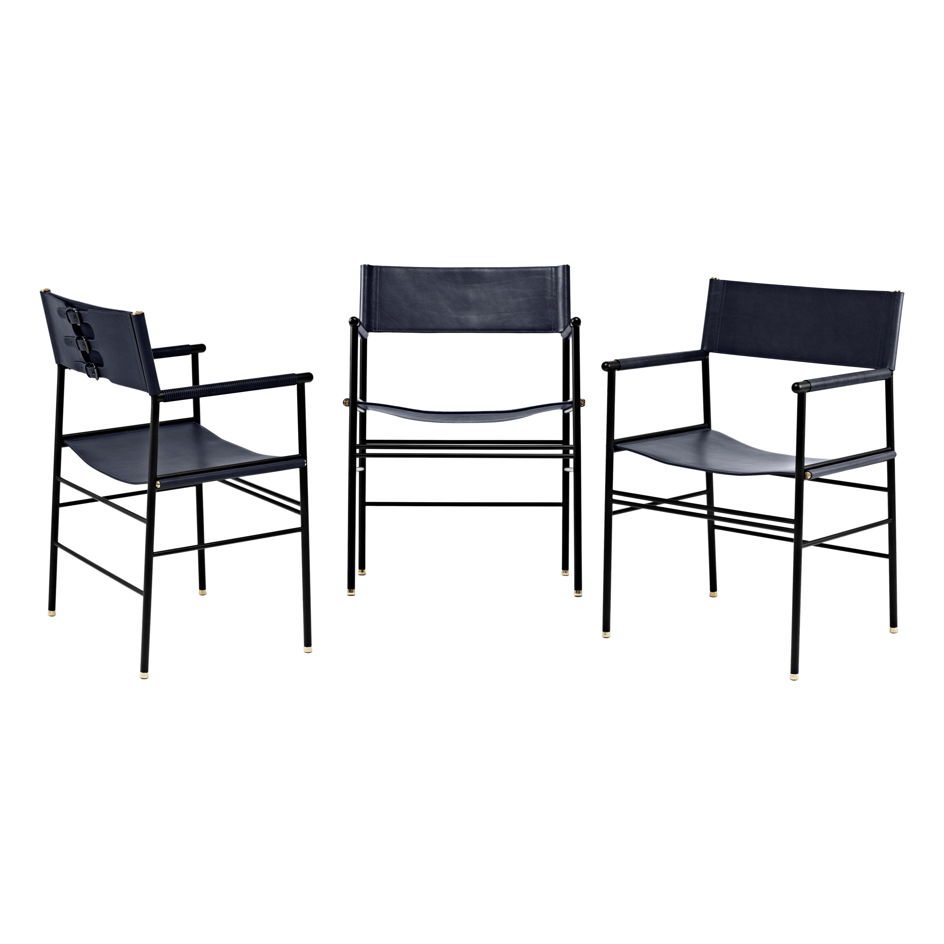 Satz von 3 klassischen zeitgenössischen Stühlen aus marineblauem Leder und schwarzem Gummimetall im Angebot