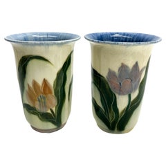 Paire de vases en poterie Rookwood par E.T. Hurley n°6806, tulipes peintes à la main, 1943