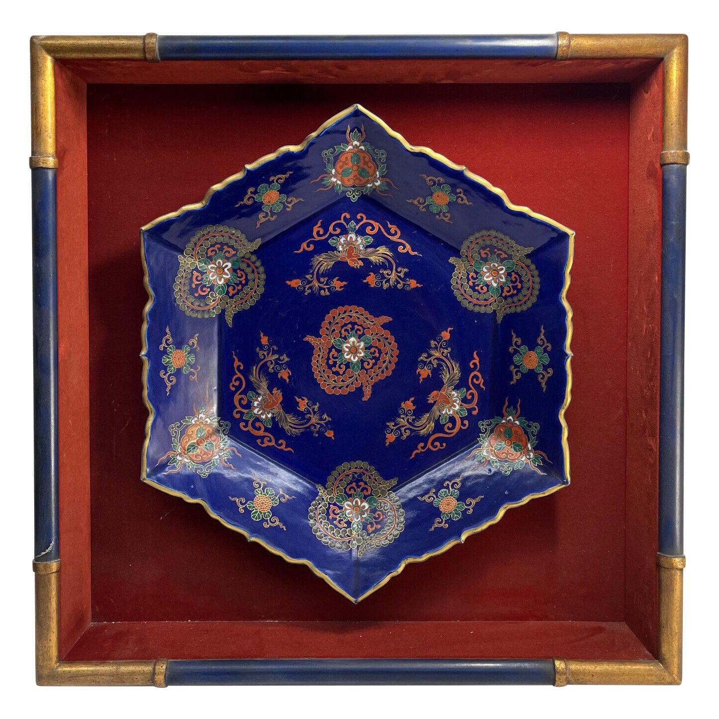 Grand bol dcoratif en porcelaine de Chine, encadr, bleu cobalt